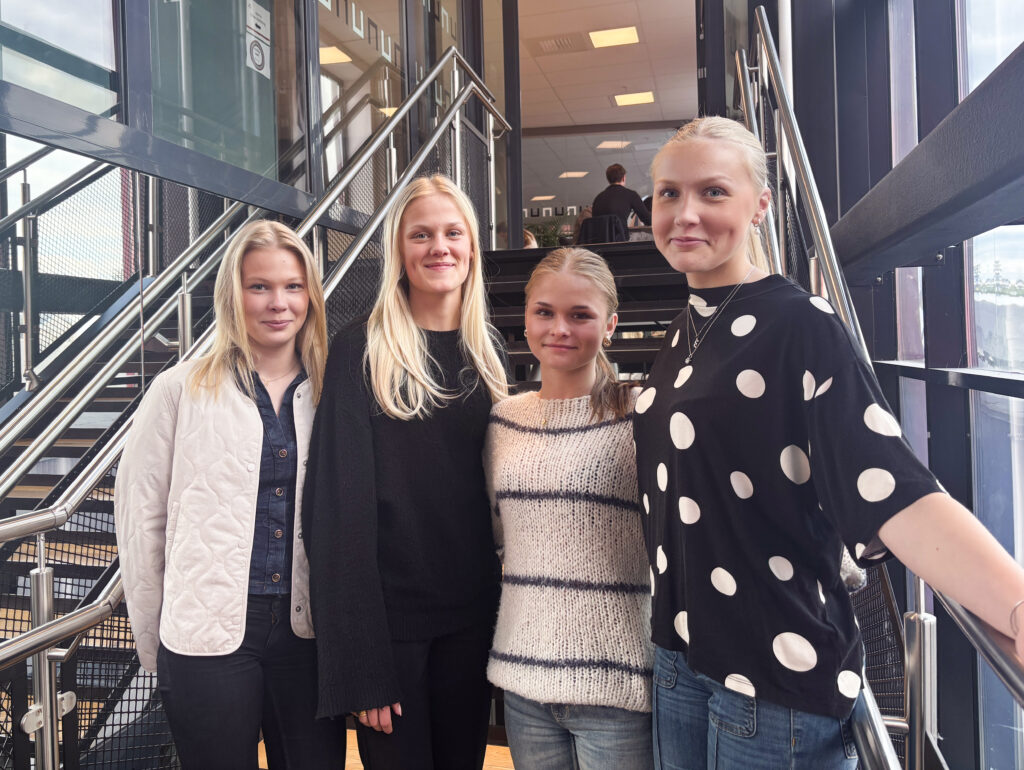 Fyra elever i en trappuppgång