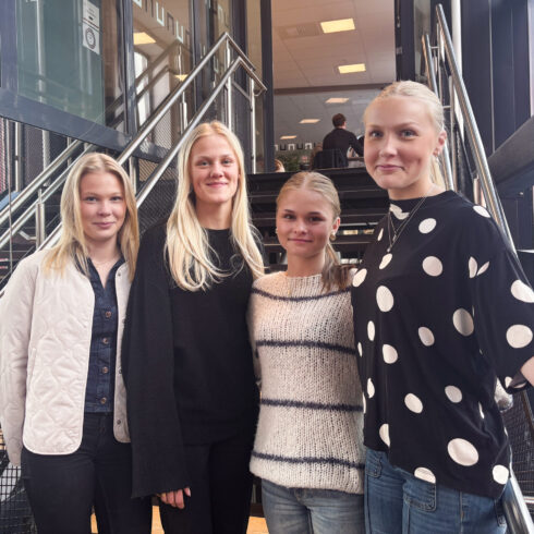 Fyra elever i en trappuppgång