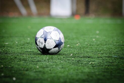 Fotboll på gräsplan