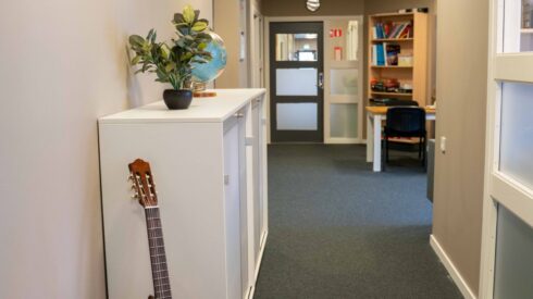 DSC05542 Korridor i skola med förvaringsmöbler och gitarr