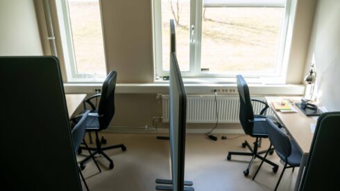DSC05612 Två studieplatser med kontorsstolar och skrivbord